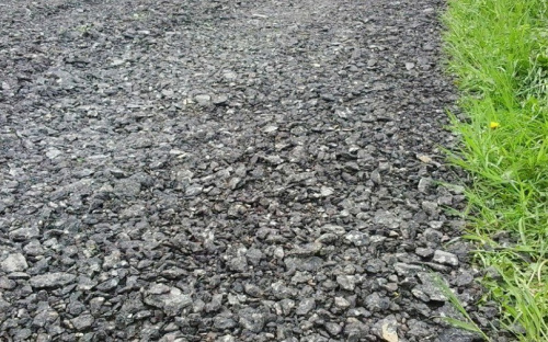 В Мариуполе дороги засыплют измельченным старым асфальтом (ФОТО)