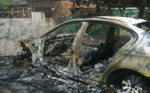 В Мариуполе дотла сгорела припаркованная BMW (ФОТО)