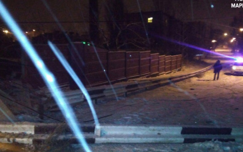 В Мариуполе фура врезалась в опору и снесла забор частного дома (ФОТО)
