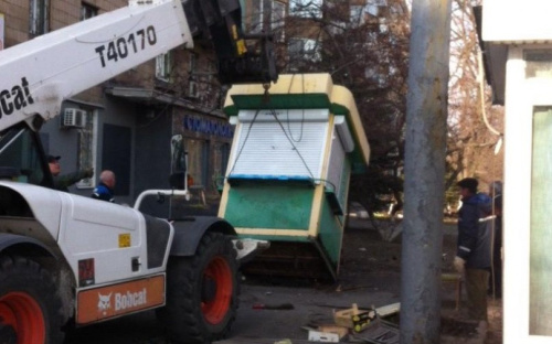 В Мариуполе городские власти демонтируют незаконные МАФы (ФОТО)