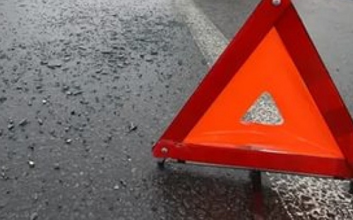В Мариуполе группа подростков на «ВАЗе» врезалась в столб
