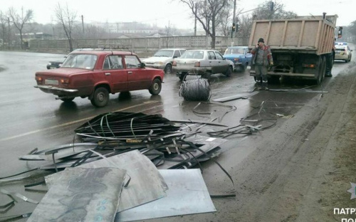 В Мариуполе из «КамАЗа» на дорогу вывалилась груда металла (ФОТО)