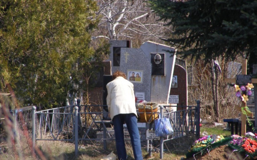 В Мариуполе на 16 кладбищах наведут порядок к поминальным дням (ФОТО)