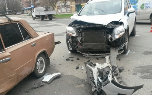 В Мариуполе на пересечении двух улиц произошла авария  (ФОТОФАКТ) (ДОПОЛНЕНО)