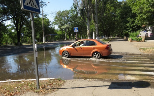В Мариуполе на улице Лавицкого забил гейзер (ФОТО)