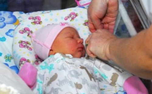 В Мариуполе на улице мать оставила младенца 10 дней от роду (ФОТО)