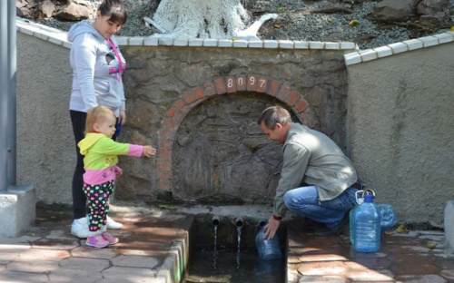 В Мариуполе обновили родник парка Петровского (ФОТО)