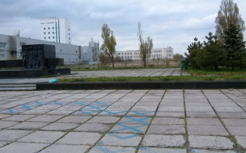 В Мариуполе на центральной площади исчезло христианское сооружение и сломан крест (ФОТО+ДОПОЛНЕНО)
