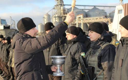 В Мариуполе освятили 5 тысяч литров воды для морских пограничников (ФОТО)