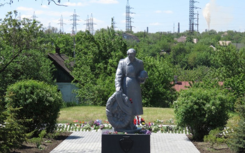 В Мариуполе частный предприниматель отреставрировал братскую могилу (ФОТО)