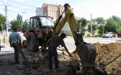 В Мариуполе под покровом ночи Горводоканал заменит аварийный водопровод (ФОТО)