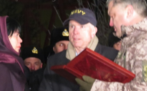 В Мариуполе Порошенко вручил награды героям и открыл два разрушенных моста (ФОТО+ВИДЕО)