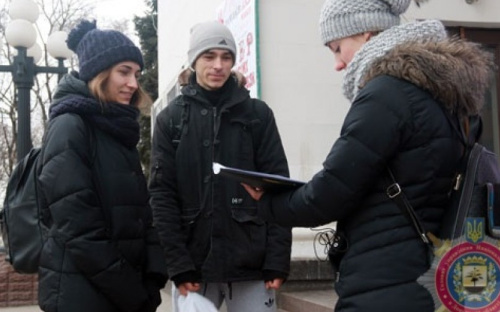 В Мариуполе проходит соцопрос о доверии к полиции (ФОТО+ВИДЕО)