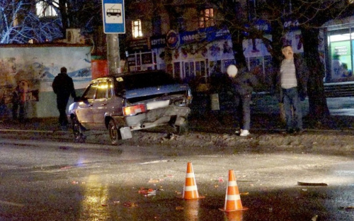 В Мариуполе в ДТП с участием полицейского автомобиль едва не врезался в остановку