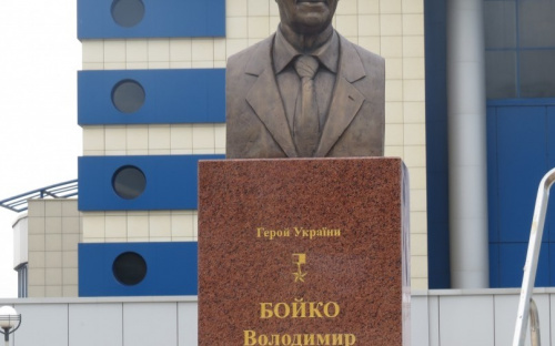 В Мариуполе прошла пробная установка бюста Владимиру Бойко (ФОТО)
