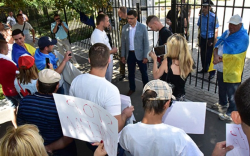 В Мариуполе протестуют владельцы валютных обменников