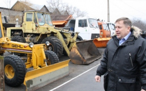 В Мариуполе со снегом круглосуточно будет бороться 15 единиц техники (ФОТО)