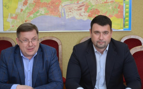 В Мариуполе сотрудников исполкома и горсовета выводят на уборку улиц (ФОТО)