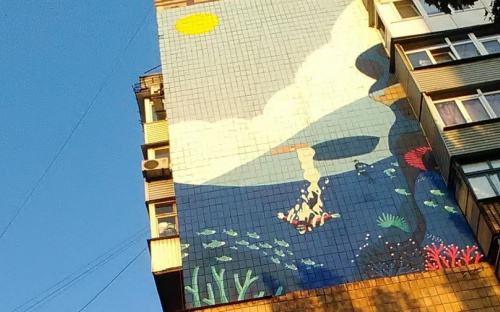 В Мариуполе торец дома «1000 мелочей» украшают муралом (ФОТО)