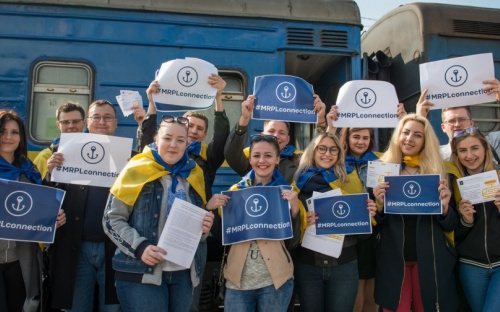 В Мариуполе участники акции #MRPLconnection устроили флэшмоб прямо на ж/д вокзале (ФОТО)