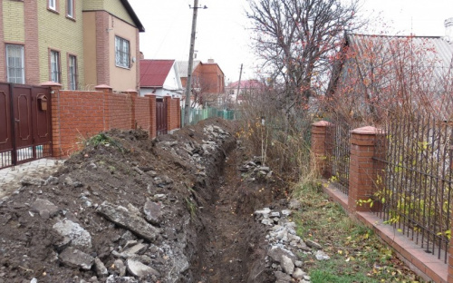 Блокада: В Мариуполе улица превратилась в стометровый окоп двухметровой глубины (ФОТО+ВИДЕО))