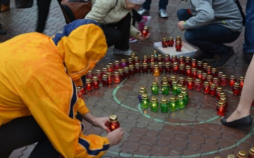 В Мариуполе в память о погибших во Второй мировой зажгли лампады (ФОТО)