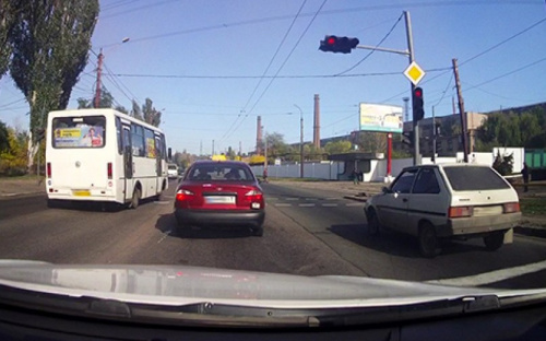 В Мариуполе водитель маршрутки ездил на красный