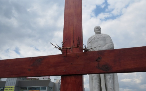 В Мариуполе восстановили крест, сломанный вандалами на площади Свободы