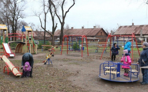 В Мариуполе высадили березовую аллею в честь 120-летия меткомбината (ФОТО)