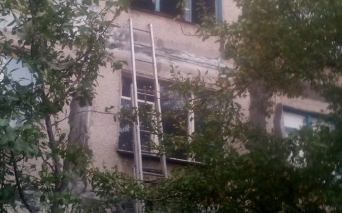 В мариупольской многоэтажке едва не погибла женщина с маленьким ребенком