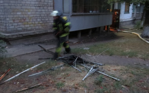 В Мариупольской пятиэтажке бабушка спасла внучку на пожаре (ФОТО)