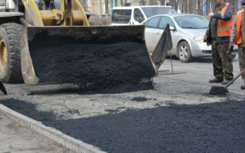 В районе Театрального сквера в Мариуполе залатали дороги