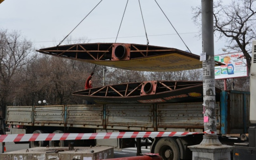 В центре Мариуполя ликвидируют незаконные билборды