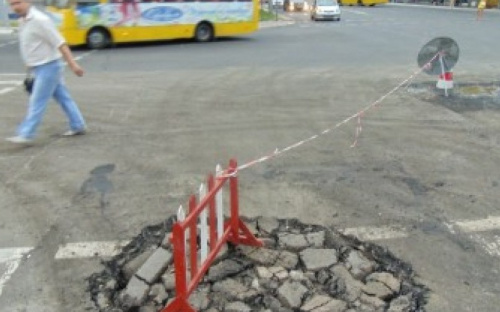 В центре Мариуполя машина провалилась в яму на асфальте (ФОТО)