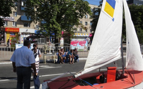 В центре Мариуполя появились парусники, проводятся танцы на пилоне и поединки боксеров (ФОТО)
