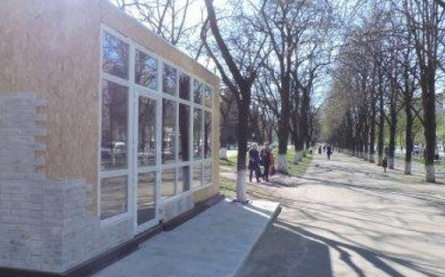 В центре Мариуполя продолжается строительство скандального киоска (ФОТО)