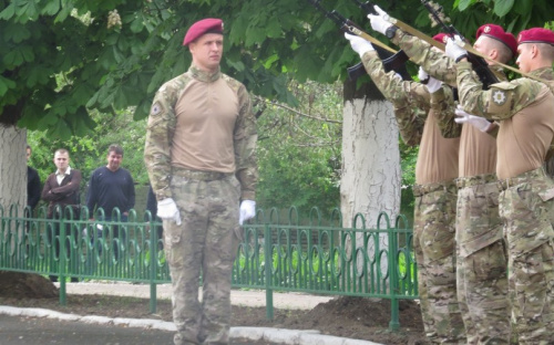 В центре Мариуполя раздались залпы из автоматов в честь погибших 9 мая 2014 года (ФОТО+ВИДЕО)