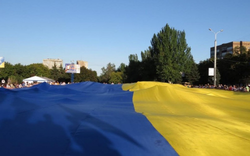 В центре Мариуполя развернули флаг Украины площадью 2400 кв.м (ФОТО+ВИДЕО)