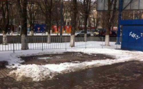 В центре Мариуполя с тротуара демонтировали еще один киоск