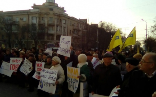 В центре Мариуполя сошлись сторонники и противники торговой блокады Донбасса: Не обошлось без провокаций (ФОТО)