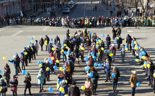 В центре Мариуполя в День Соборности создали живую цепь единения и трезубец