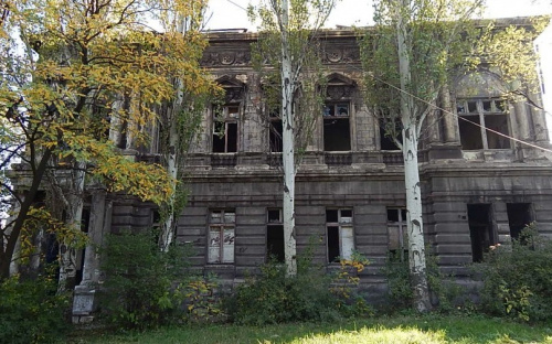 В центре Мариуполя встретились две параллельные реальности (ВИДЕО)