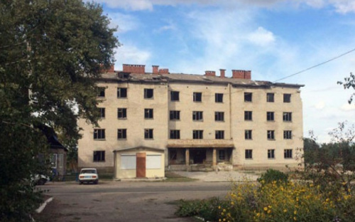 В заброшенном общежитии под Мариуполем обнаружили растяжки