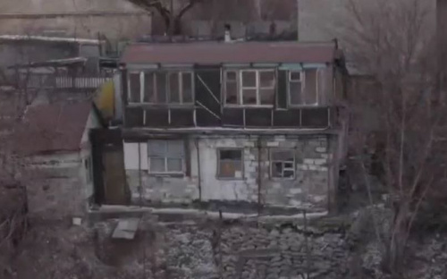 В укрепленном доме на краю оврага трескается фундамент. Жители мариупольского поселка в опасности