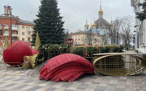Праздничные локации в разных районах Мариуполя украшают к Новому году и Рождеству (ФОТОФАКТ)