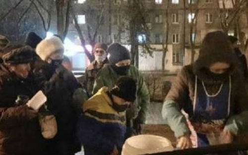 На мариупольской улице бесплатно раздают еду