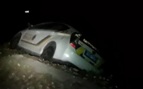 В Мариуполе автомобиль патрульных слетел с дороги