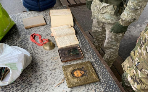 Через КПВВ Донбасса пытались перевезти старинные иконы и книги