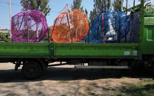 На всех пляжах Мариуполя появились «рыбы-пластикоеды»