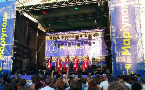 Мариупольцы в центре города с песнями отмечают День Независимости (ФОТО+ВИДЕО)